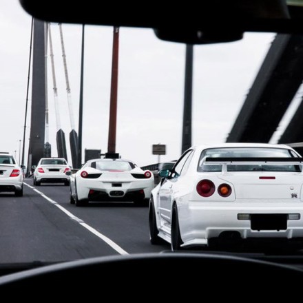 Nissan-Skyline-R34-Cruising