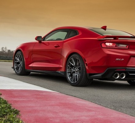 2017-Chevrolet-Camaro-ZL1-2-740x400