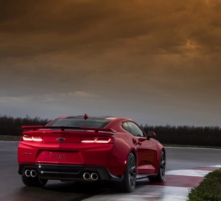 2017-Chevrolet-Camaro-ZL1-4-740x400