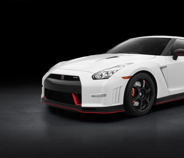 2016-nissan-gtr-nismo-side-view-white-red-detailing-20-inch-alloy-wheels