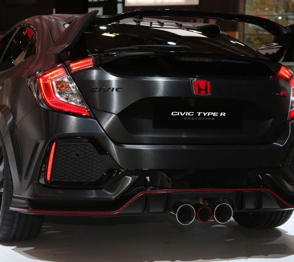 2017-honda-civic-type-r-106-876x535