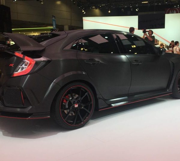 2017-honda-civic-type-r-107-876x535