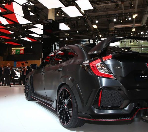 2017-honda-civic-type-r-109-876x535