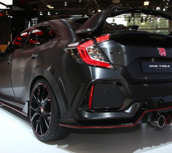 2017-honda-civic-type-r-110-876x535