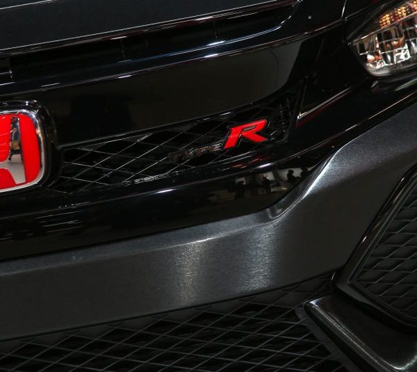 2017-honda-civic-type-r-111-876x535